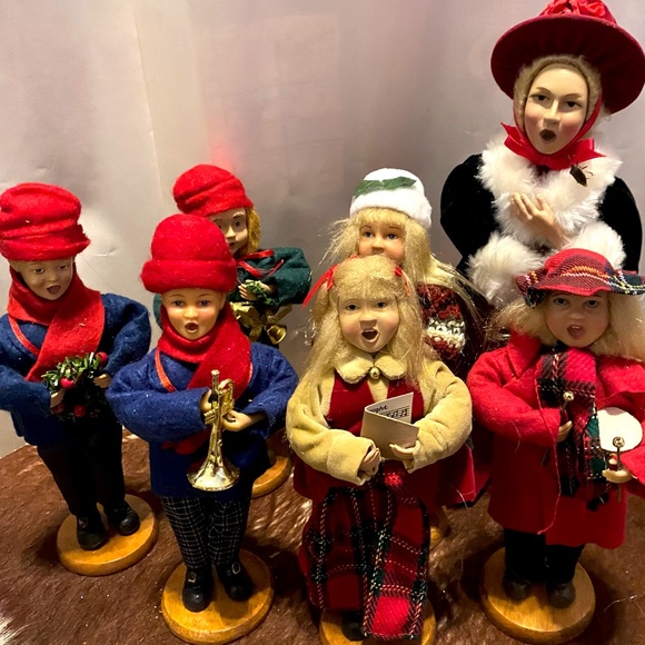 SET VICTORIAN FAMILY CHRISTMAS CAROLERS ELEGANT LADY BOYS GIRLS SINGER FIGURINES - Picture 8 of 8